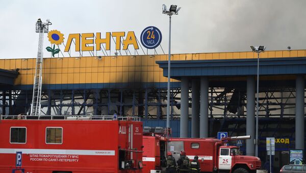 Пожар в ТЦ Лента в Санкт-Петербурге - Sputnik Latvija