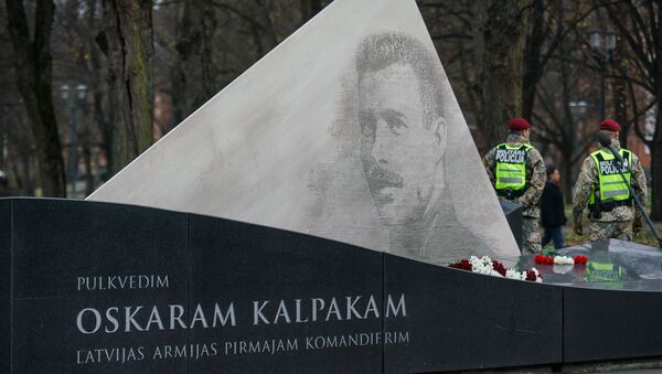 После парада военные и первые лица Латвии отправились к памятнику Оскарсу Калпаксу - Sputnik Латвия
